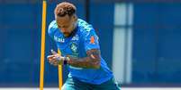 Neymar faz trabalho com bola  Foto: Divulgação/Rafael Ribeiro e Nelson Terme/CBF