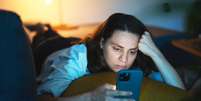 Segundo um novo relatório, as pessoas estimam que mais de um terço do tempo gasto em seus celulares ocorre sem um objetivo claro  Foto: Getty Images / BBC News Brasil