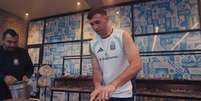 Dibu Martínez fazendo o famoso "asado argentino" na concentração da Copa de 2026.  Foto: Reprodução/ Redes Sociais