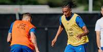 Olise gosta de combinar a chuteira com o uniforme - Foto: Reinaldo Coddou H./Getty Images / Jogada10