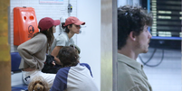 Viagem de casal: Bruna Marquezine embarca com Shawn Mendes, Sasha e Jo&atilde;o Lucas no Rio; atriz e melhor amiga combinam acess&oacute;rio em fotos.  Foto: AGNews / Purepeople