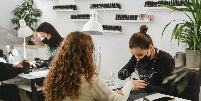 Construir uma carreira sólida no mercado das unhas exige disciplina, atualização e capacidade de adaptação Foto: Nina Lishchuk | Shutterstock / Portal EdiCase