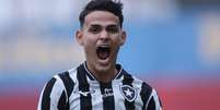 Destaque na base do Botafogo, Lucas Emanuel pode viajar para intertemporada - Foto: Vitor Silva/Botafogo / Jogada10