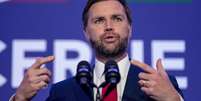O vice-presidente dos EUA, JD Vance, fala com rep&oacute;rteres ap&oacute;s negocia&ccedil;&otilde;es entre os Estados Unidos e o Ir&atilde;. Na Base A&eacute;rea de Emmen, em Emmen, Su&iacute;&ccedil;a, em 22 de junho de 2026.  Foto: REUTERS - Nathan Howard / RFI