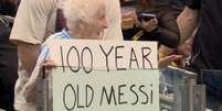  Foto: Reprodu&ccedil;&atilde;o - Legenda: Norte-americana sorri com o cartaz especial para Messi / Jogada10