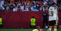 O atacante da Alemanha, Leroy Sané, aparece com meia rasgada em partida contra Costa do Marfim  Foto: Arlyn Mcadorey/Sipa USA via Reuters Connect