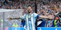 Lionel Messi celebrando um de seus três gols contra a Argélia na estreia da Copa do Mundo.   Foto: Action Plus/Alamy 