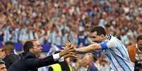 Messi comemora gol com jornalista argentino  Foto: Maja Hitij - FIFA/FIFA via Getty Images