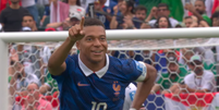 Kylian Mbapp&eacute; celebra gol pela Sele&ccedil;&atilde;o da Fran&ccedil;a contra o Iraque  Foto: Reprodu&ccedil;&atilde;o/YouTube/Caz&eacute;TV