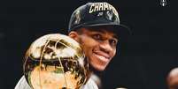 Giannis Antetokounmpo com os trof&eacute;us de 2021 Foto: Redes Sociais/Milwaukee Bucks / Esporte News Mundo