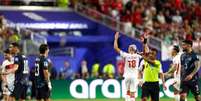 Reação de Miguel Almirón após a expulsão contra a Turquia –  Foto: Richard Heathcote/Getty Images / Jogada10