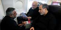 O negociador iraniano, Mohammad Bagher Ghalibaf (à esquerda), com o ministro das Relações Internacionais iraniano, Abbas Araghchi, no avião que seguiu para a Suíça, em 20 de junho de 2026.  Foto: via REUTERS - Hamed Malekpour / RFI