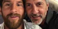 Messi entre sua mãe, Celia Cuccittini, e seu pai, Jorge Horacio –  Foto: Instagram @jorge.sole / Jogada10