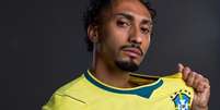 Raphinha &eacute; jogador do Barcelona e da Sele&ccedil;&atilde;o Brasileira.   Foto: Divulga&ccedil;&atilde;o/FIFA - Legenda: Raphinha se manifesta pela primeira vez depois de les&atilde;o / Jogada10