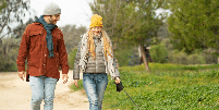 Adaptar a rotina dos passeios é essencial para reduzir o impacto do frio na saúde dos cães  Foto: Victor Canales Studio | Shutterstock / Portal EdiCase
