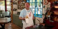 Dei adeus ao iFood depois que aprendi esse hambúrguer no pão francês com Érick Jacquin, do 'MasterChef Brasil': é simples e cabe na dieta.  Foto: Reprodução, YouTube / Purepeople