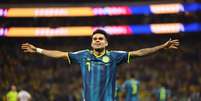 Luis D&iacute;az, da Col&ocirc;mbia, celebrando seu gol contra o Uzbequist&atilde;o. Foto: Associated Press/Alamy