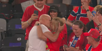 St&aring;le Solbakken correu para as arquibancadas e deu um beij&atilde;o na esposa pela classifica&ccedil;&atilde;o ao mata-mata da Copa  Foto: Reprodu&ccedil;&atilde;o/Caz&eacute;TV