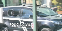 Viatura da Polícia Civil chegou por volta das 14h30 ao condomínio de Bolsonaro  Foto: Reprodução/GloboNews