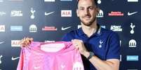 Aos 37 anos, Martin Dúbravka reforça o elenco londrino - Foto: Divulgação / Spurs / Jogada10