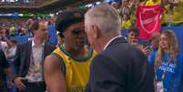 Ronaldinho cumprimenta Ancelotti antes de Brasil x Esc&oacute;cia &ndash;  Foto: Reprodu&ccedil;&atilde;o / Jogada10