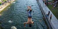 Muitas pessoas têm nadado em canais, lagos e rios durante a atual onda de calor na Europa  Foto: Getty Images / BBC News Brasil
