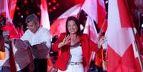 A candidata presidencial Keiko Fujimori cumprimenta seus apoiadores durante um comício de campanha antes do segundo turno das eleições presidenciais no Peru, em 4 de junho de 2026  Foto: Getty Images / Perfil Brasil