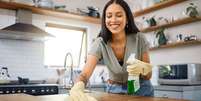 Aprenda como manter a casa limpa e organizada por muito mais tempo com h&aacute;bitos f&aacute;ceis de organiza&ccedil;&atilde;o funcional e limpeza de manuten&ccedil;&atilde;o Foto: PeopleImages/iStock / Getty Images Plus / Bons Fluidos