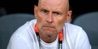 St&aring;le Solbakken invade a arquibancada para comemorar a vit&oacute;ria com um beijo na esposa Anniken Solbakken &ndash;  Foto: Reprodu&ccedil;&atilde;o / Jogada10