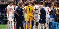 As pausas para hidrata&ccedil;&atilde;o na Copa do Mundo est&atilde;o sendo tratadas como tempos t&eacute;cnicos pelas equipes e como uma m&aacute;quina de fazer dinheiro por algumas emissoras  Foto: Getty Images / BBC News Brasil