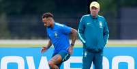 Ancelotti observa Neymar durante treino da Seleção  Foto: RODOLFO BUHRER/AGIF - AGÊNCIA DE FOTOGRAFI / Getty Images