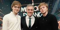 Luciano Huck entre Joaquim e Ben&iacute;cio: todo pai quer o melhor para os filhos, e esse melhor custa caro  Foto: Reprodu&ccedil;&atilde;o