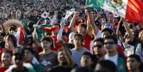 México faz 3 a 0 sobre a República Tcheca e garante mais uma vitória - Lars Baron / Getty Images Foto: Mario Tama / Getty Images - Legenda: Mexicanos festejam a campanha perfeita na Copa até aqui / Jogada10