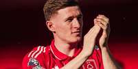 Erling Haaland em disputa de bola com Elliot Anderson na Premier League - Foto: Carl Recine/Getty Images / Jogada10