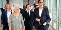 A ministra da Saúde da França, Stéphanie Rist (à esq.), e o secretário de Estado responsável pelo Meio Ambiente, Mathieu Lefevre (centro), visitam o hospital Paris-Saclay, em Orsay, sudoeste de Paris.  Foto: AFP - DIMITAR DILKOFF / RFI