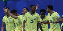 Jogadores comemoram um dos gols do Brasil na vit&oacute;ria sobre a Esc&oacute;cia  Foto: Werther Santana/Estad&atilde;o / Estad&atilde;o