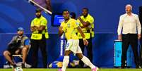 Esparadrapo usado por Endrick no dedo anelar durante jogo da Sele&ccedil;&atilde;o viraliza e leva torcedores a refletirem sobre relacionamentos Foto: Rodrigo Villalba/Eurasia Sport Images/Getty Images / Bons Fluidos