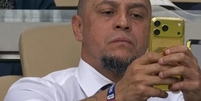 Roberto Carlos foi flagrado com o iPhone dourado  Foto: Reprodução/CazéTV