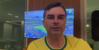 Flávio Bolsonaro manda indireta para Michelle após críticas  Foto: Reprodução/Flávio Bolsonaro/Youtube