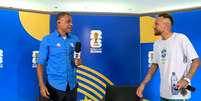 Neymar deu um abraço rápido em Denilson e logo se afastou para não esticar a conversa  Foto: Reprodução/TV
