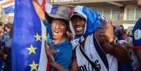 A bandeira de Cabo Verde, adotada em 1992, exibe listras azuis, brancas e vermelhas que simbolizam o oceano, a paz e o esfor&ccedil;o nacional. O c&iacute;rculo de dez estrelas representa as principais ilhas e sua unidade como na&ccedil;&atilde;o Foto: Getty Images / BBC News Brasil