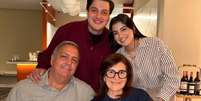 Marianella Cremi (ao fundo, à direita), o irmão, Juan Diego (à esquerda), e os pais durante uma reunião de família  Foto: Cortesía de Marianella Cremi / BBC News Brasil