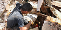Teme-se que haja milhares de pessoas presas sob os escombros  Foto: Reuters / BBC News Brasil