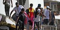 Moradores procuram sobreviventes entre os escombros em La Guaira  Foto: Getty / BBC News Brasil