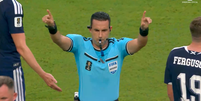 C&eacute;sar Ramos ao anunciar a anula&ccedil;&atilde;o do gol brasileiro Foto: Reprodu&ccedil;&atilde;o/Caz&eacute;TV / Esporte News Mundo