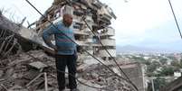 Um morador de La Guaira diante dos escombros de um prédio que desmoronou. Venezuela, 25 de junho de 2026.  Foto: RFI