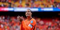 Van Dijk em ação com a camisa da Holanda diante da Tunísia - Foto: Richard Pelham/Getty Images / Jogada10