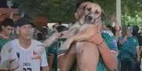 Família publicou o reencontro após reconhecer o animal nas imagens da festa - Foto: Reprodução / Jogada10
