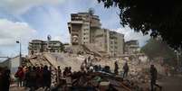Pessoas e equipes de resgate trabalham nos escombros do edif&iacute;cio Moises, na Avenida Anauco, ap&oacute;s um terremoto de magnitude 7,2 atingir a Venezuela e outras regi&otilde;es do Caribe em 25 de junho de 2026, em Caracas, Venezuela.  Foto: Edilzon Gamez/Getty Images