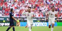 Lamine Yamal tenta escapar, mas &eacute; segurado por Sanabria, do Uruguai - Foto: David Ramos/Getty Images / Jogada10